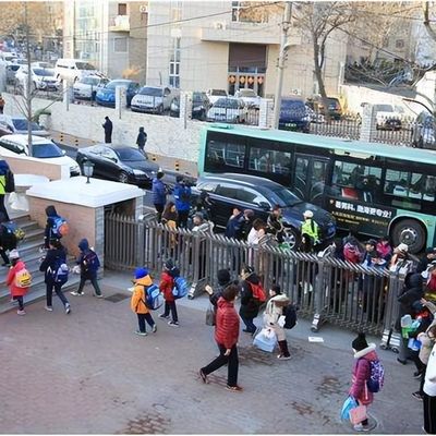 校门严重拥堵